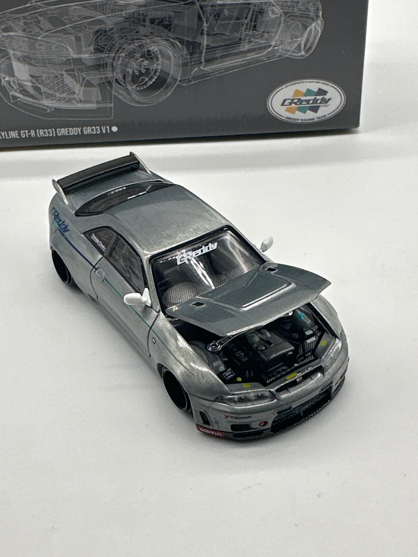 Kaido House (x MiniGT) - Raw Chase #113 - White Nissan Skyline GT-R (R33) GReddy V1