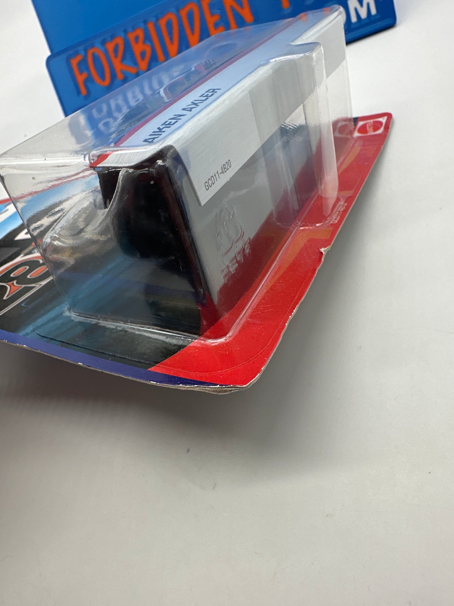 Disney Pixar Cars Movie - Dinoco 400 Series - Piston Cup Racer #28 Aiken Axler (Nitroade)