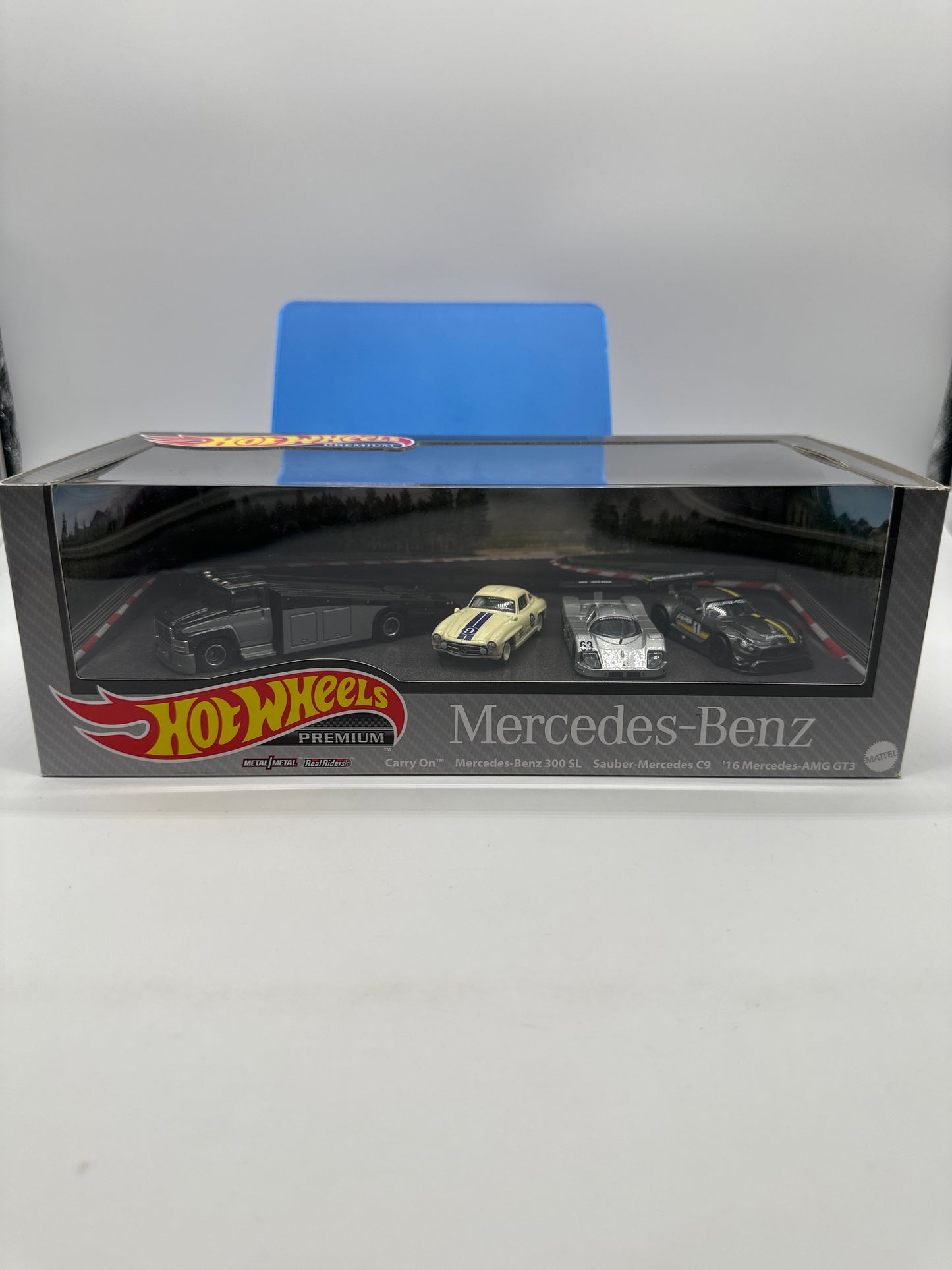 Hot Wheels - Mercedes-Benz Premium Boxed Diorama Set