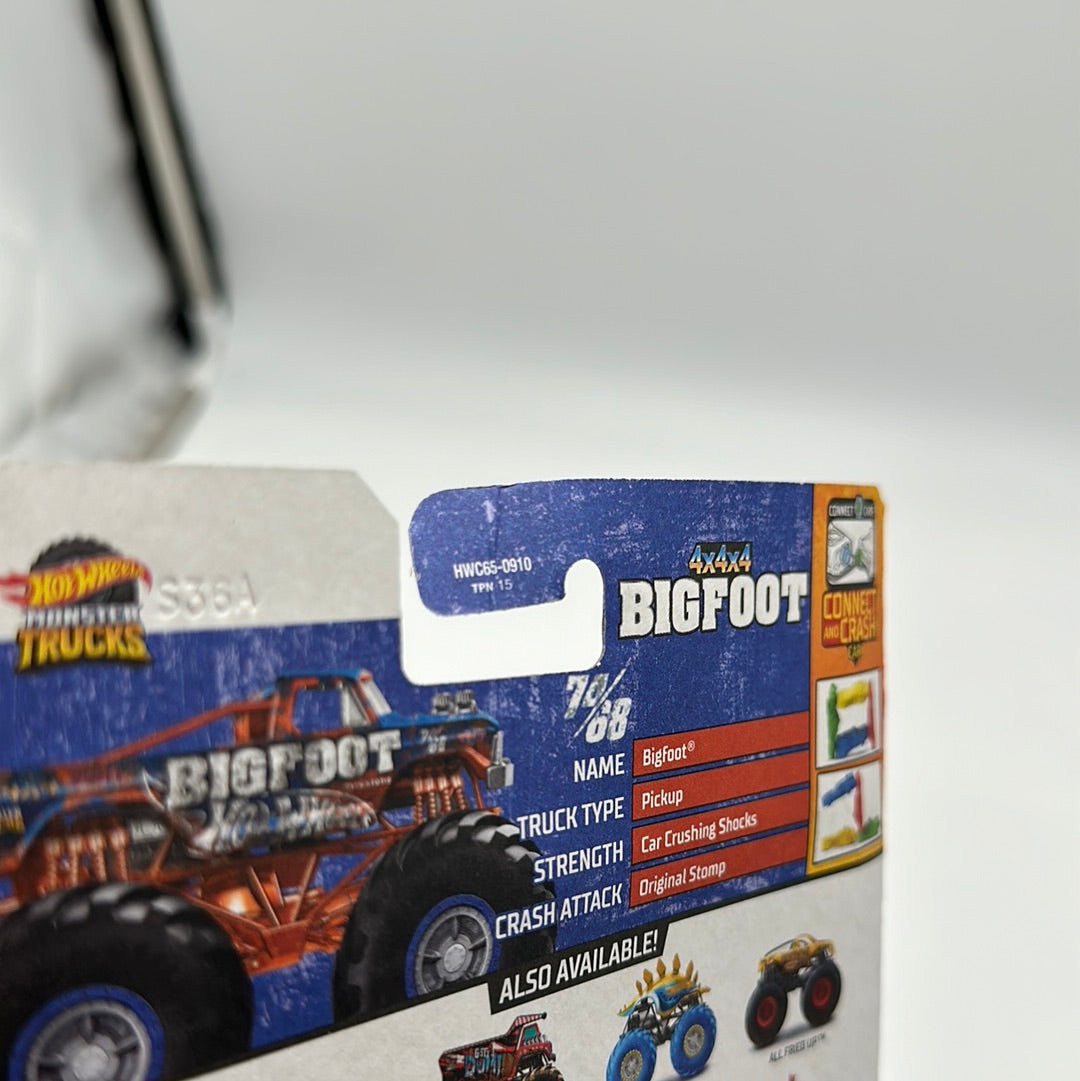 Hot Wheels Monster Trucks - w/ Connect and Crash Car - Big Foot