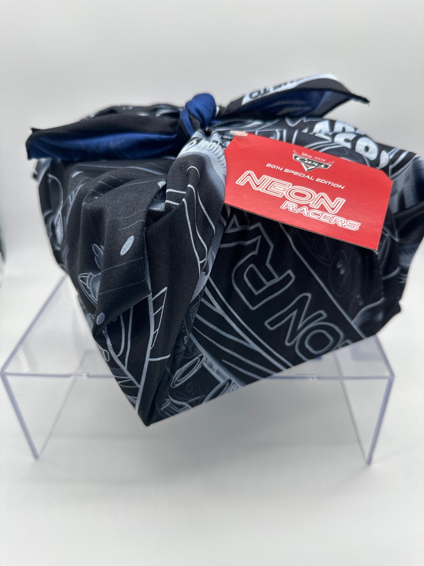 Disney Pixar Cars Movie - 2014 SDCC Comic Con Exclusive - Neon Racers Shu Todoroki and Lightning McQueen w/ Lights & Display