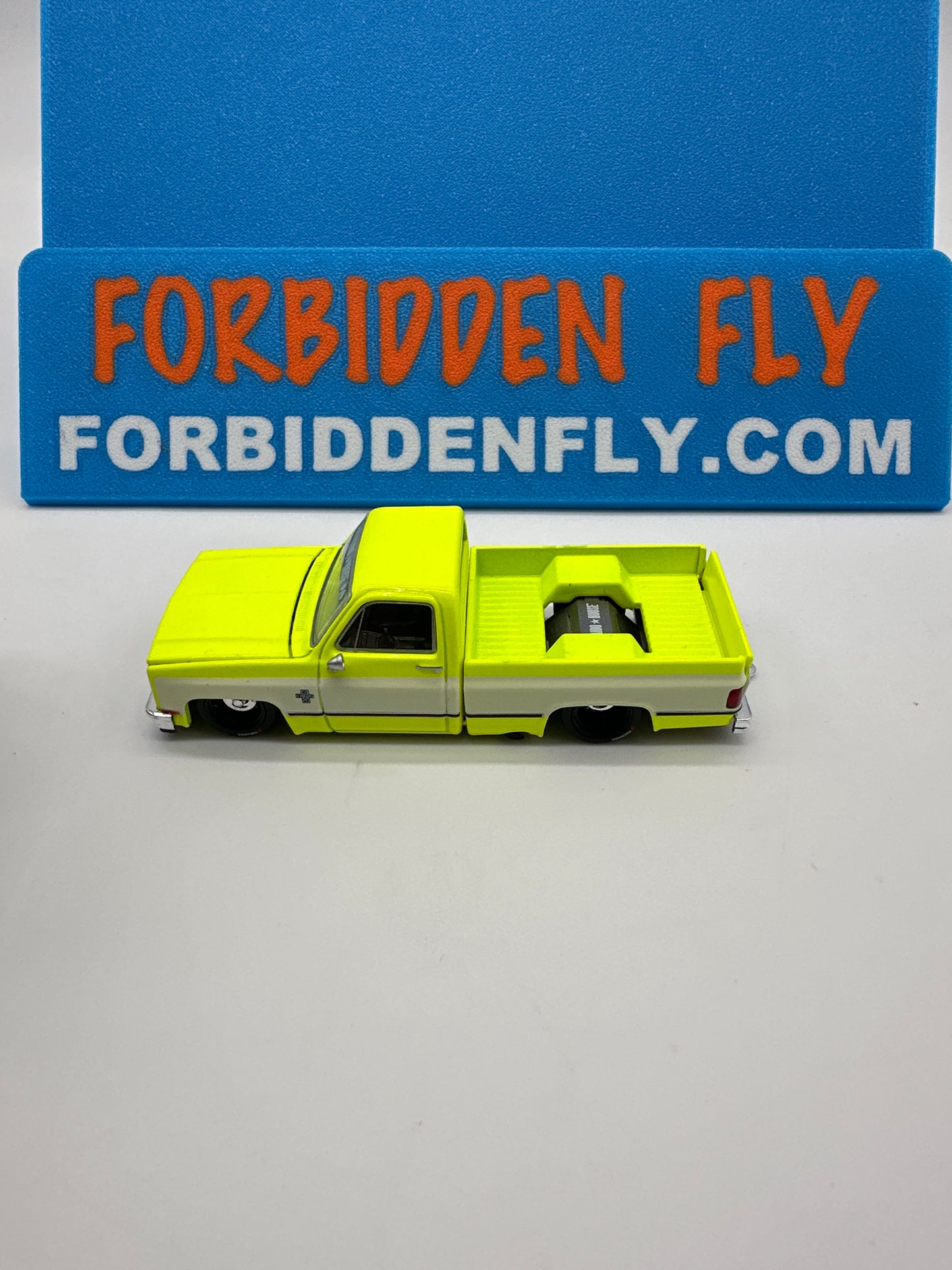 Kaido House (x MiniGT) - Regular Release #112 - Chevrolet Silverado Kaido Flo Yellow V1