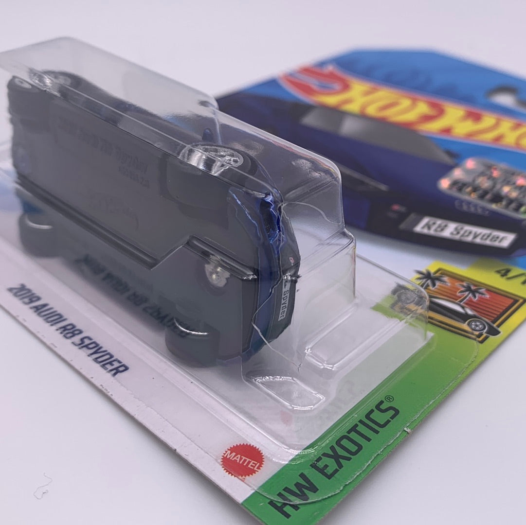 Hot Wheels Super Treasure Hunt - 2021 M Case Factory Stickered - 2019 Audi R8 Spyder *Cracked Blister*