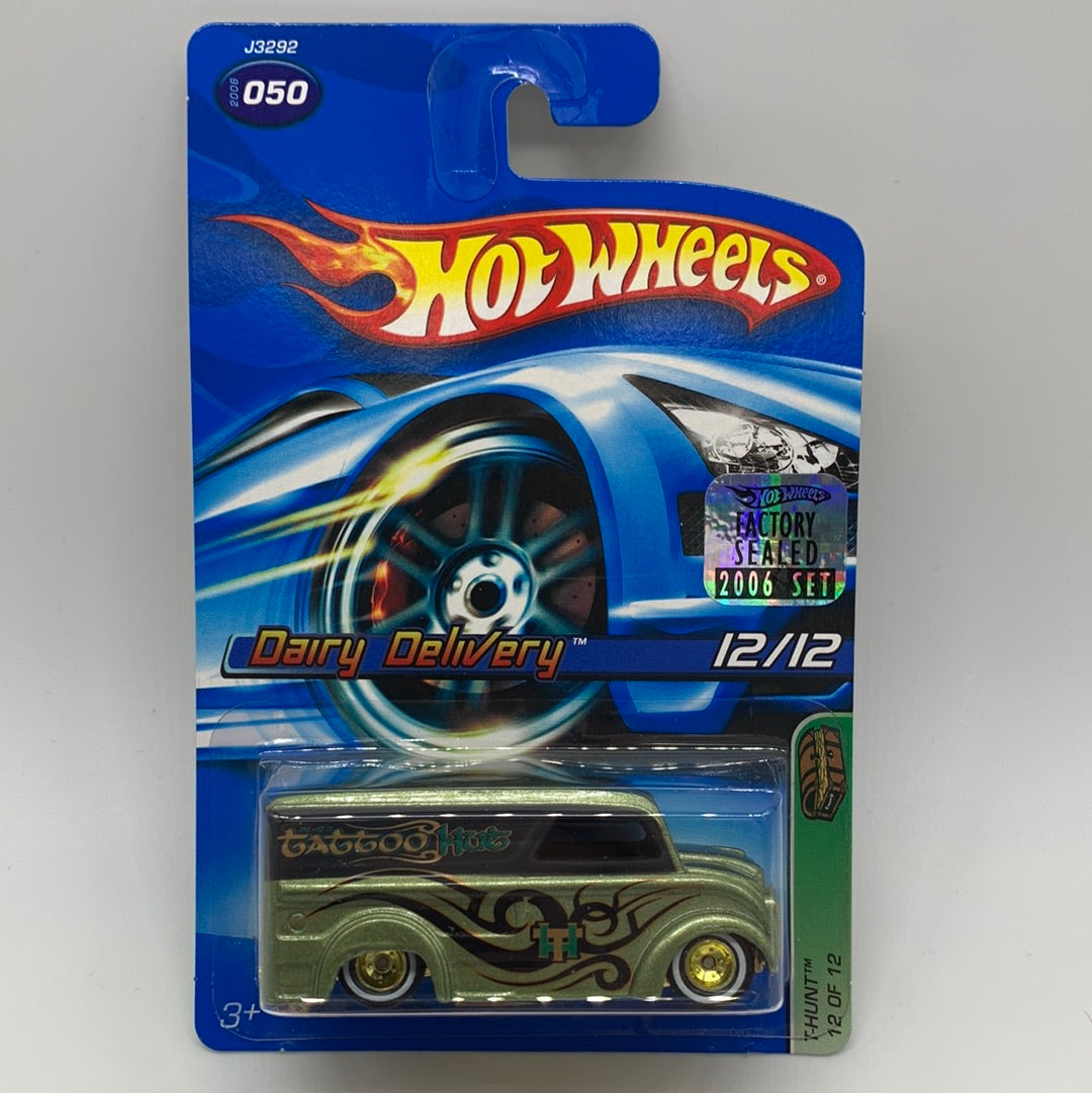 Hot Wheels Regular Treasure Hunt - 2006 Factory Stickered (#12/12) - Dairy Delivery