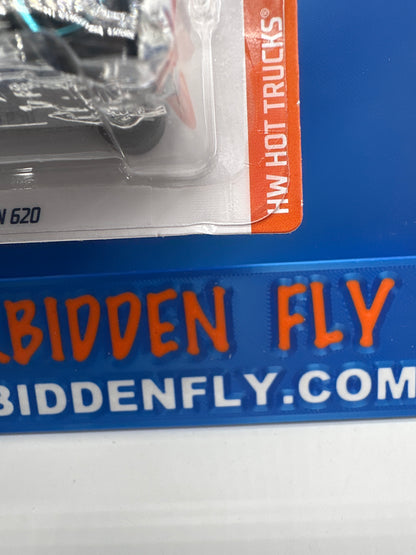 Hot Wheels Mainline - Factory Stickered 2018 - Exclusive Zamac Edition #7/18 - Datsun 620