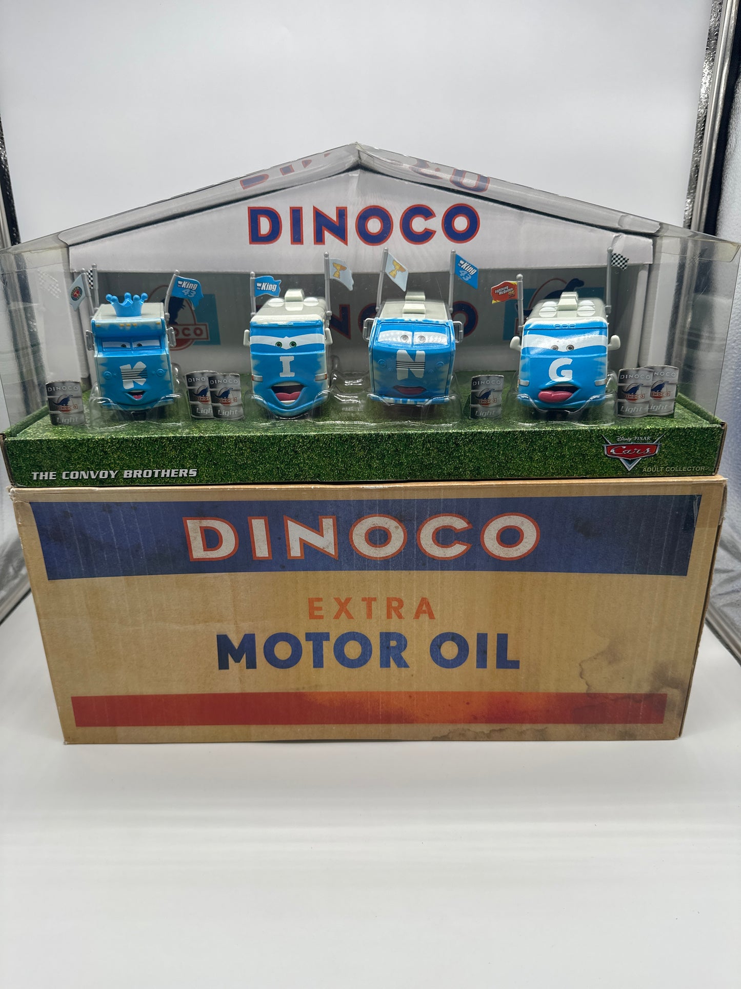 Disney Pixar Cars Movie - 2013 D23 Convention Exclusive - The Convoy Brothers (Dinoco RVs)