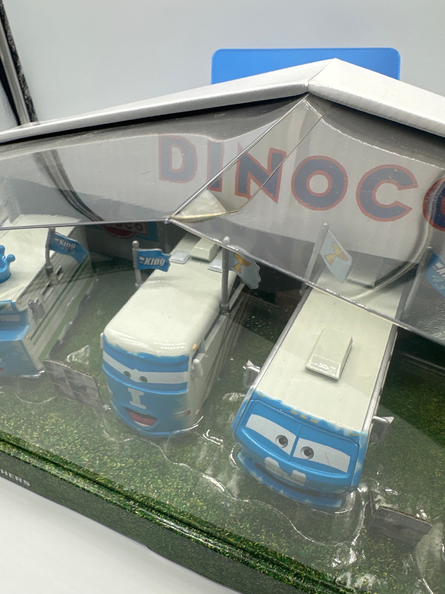 Disney Pixar Cars Movie - 2013 D23 Convention Exclusive - The Convoy Brothers (Dinoco RVs)