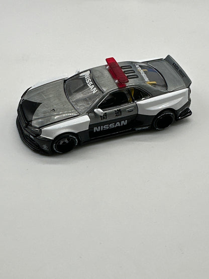 Kaido House (x MiniGT) - Chase Release #120 - White Nissan Skyline GT-R (R34) Kaido Works V2 Aero (Japan Police)