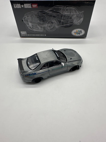 Kaido House (x MiniGT) - Raw Chase #113 - White Nissan Skyline GT-R (R33) GReddy V1