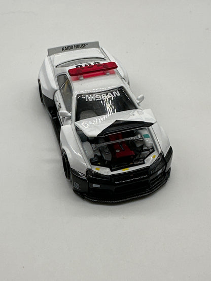 Kaido House (x MiniGT) - Regular Release #120 - White Nissan Skyline GT-R (R34) Kaido Works V2 Aero (Japan Police)