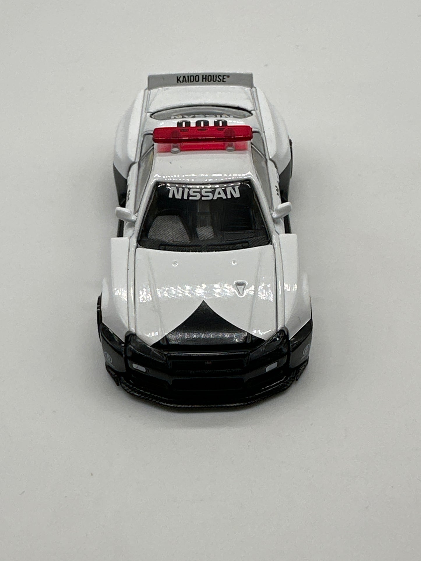 Kaido House (x MiniGT) - Regular Release #120 - White Nissan Skyline GT-R (R34) Kaido Works V2 Aero (Japan Police)