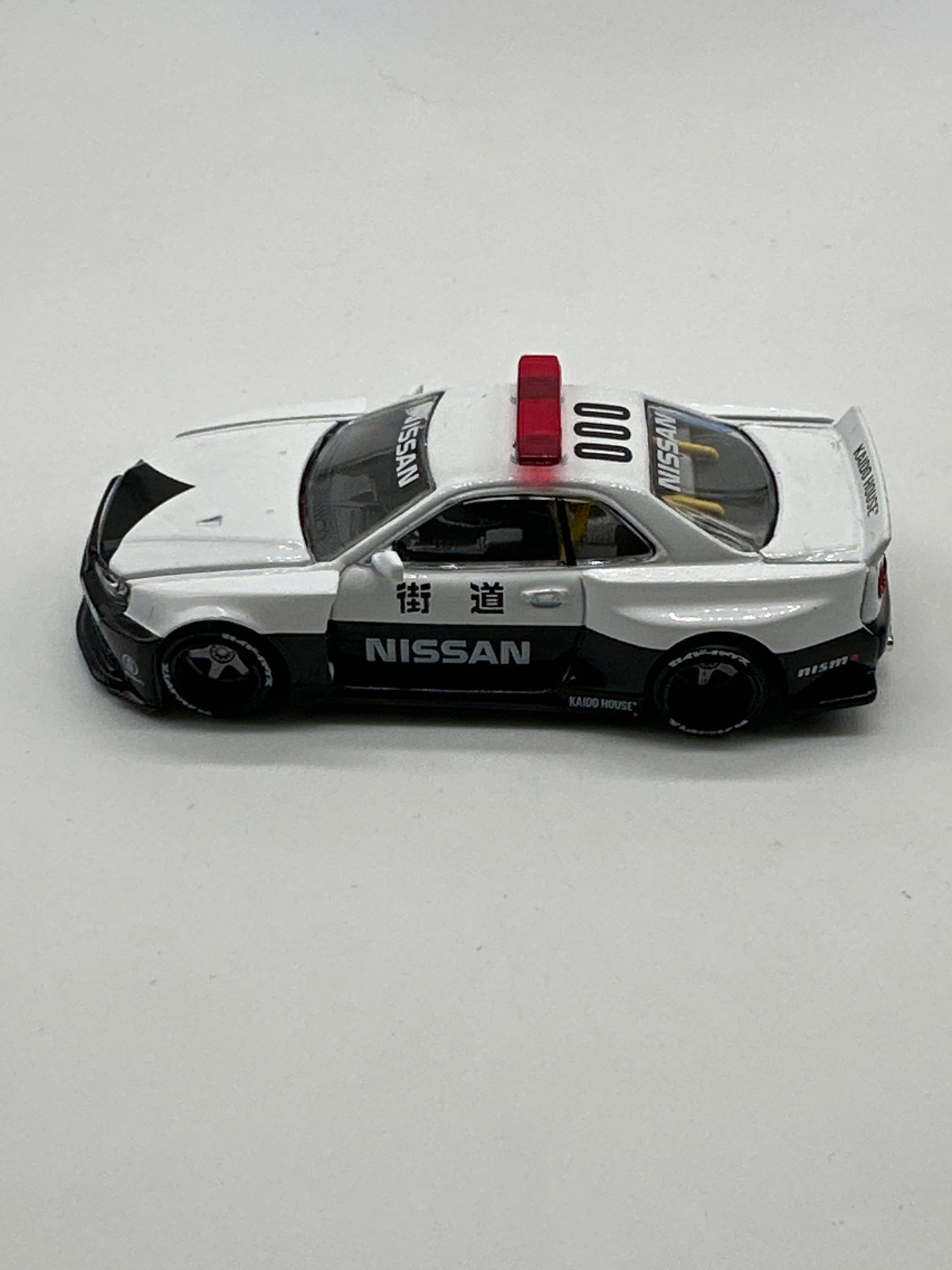 Kaido House (x MiniGT) - Regular Release #120 - White Nissan Skyline GT-R (R34) Kaido Works V2 Aero (Japan Police)