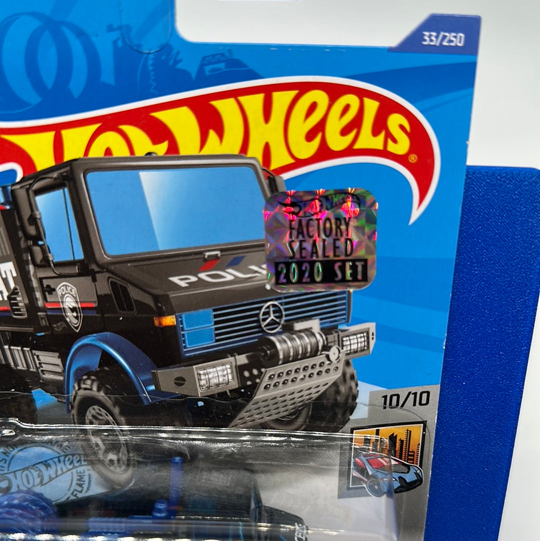 Hot Wheels 2020 Regular Treasure Hunt - Factory Sticker Mercedes-Benz Unimog 1300