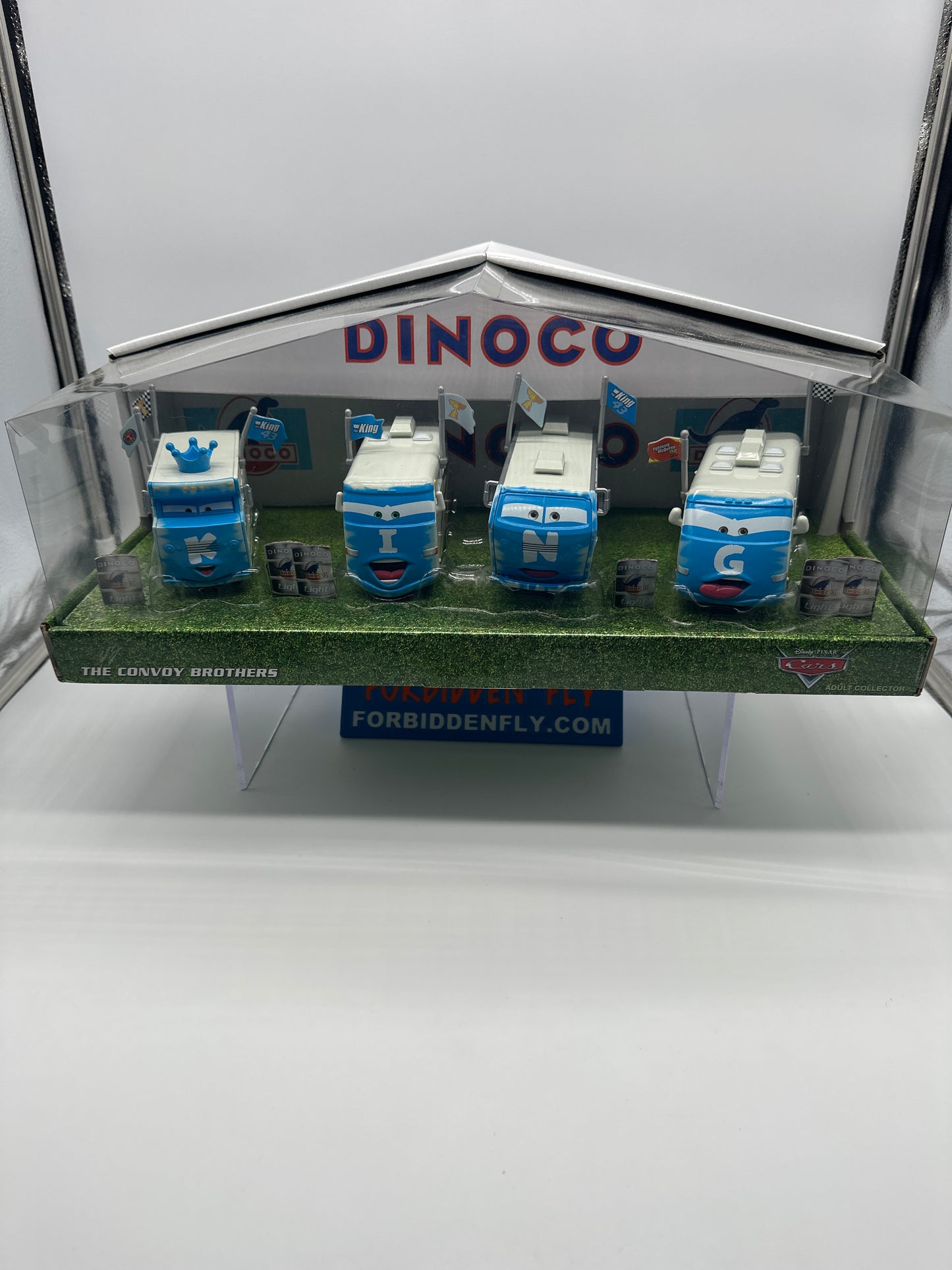 Disney Pixar Cars Movie - 2013 D23 Convention Exclusive - The Convoy Brothers (Dinoco RVs)