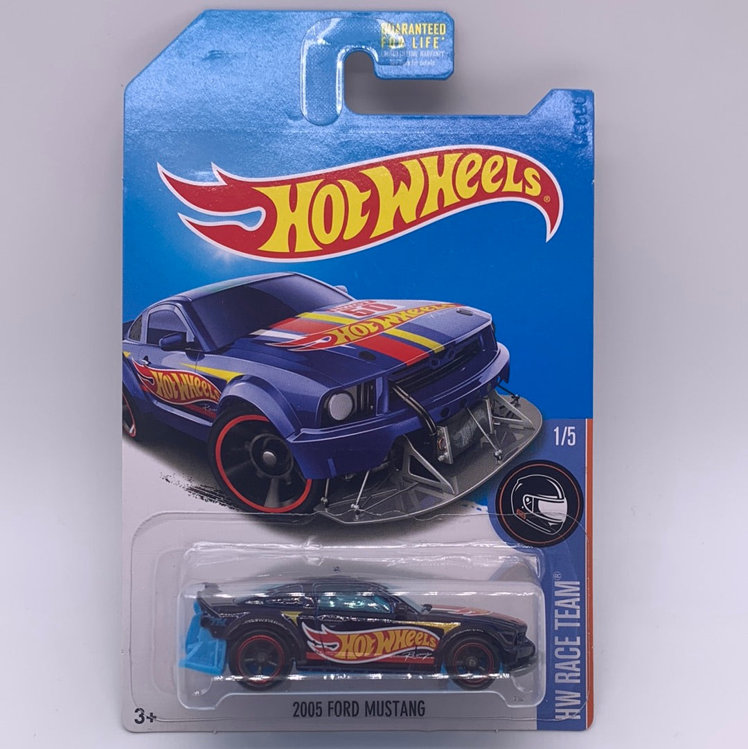 Hot Wheels Super Treasure Hunt - 2015 M Case - 2005 Ford Mustang