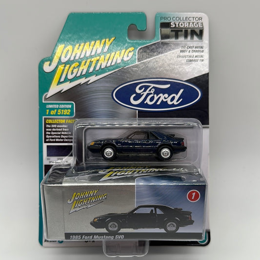 Johnny Lightning Pro Collector Storage Tin Series - Release 2 #1 - 1985 Ford Mustang SVO Foxbody - Version A